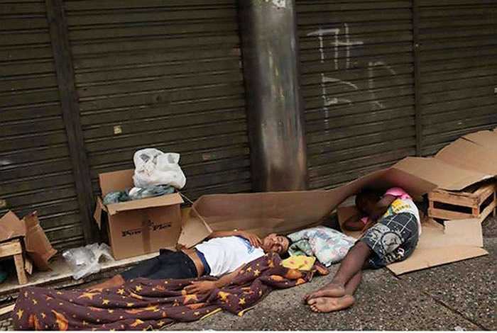 Rio De Janeiro, Brazil: Từng là thủ đô của đất nước có vũ điệu samba xinh đẹp, nên Rio De Janeiro có nền kinh tế phát triển rất mạnh. Tuy nhiên thành phố này cũng không tránh được sự phân hóa giàu nghèo quá lớn khi có tới 2500 người vô gia cư.