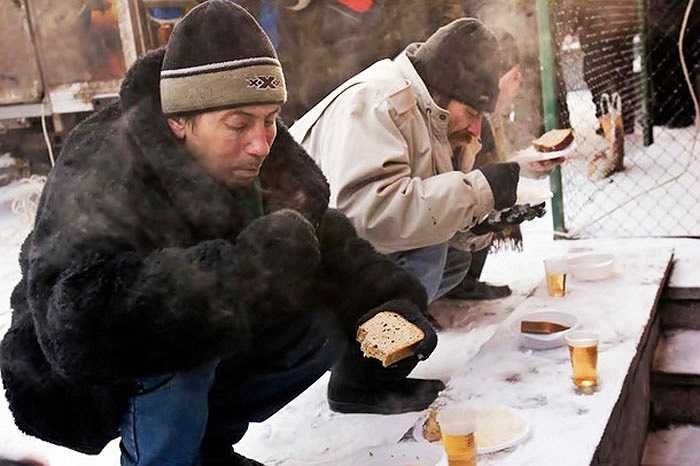 Moscow – Nga: Hình ảnh hàng đoàn người xếp hàng đợi được phát suất ăn miễn phí tại thủ đô Moscow, Nga từ lâu đã quá quen thuộc với người dân địa phương. Toàn thành phố có đến 5 triệu người vô gia cư và 1/5 trong số này là trẻ em.