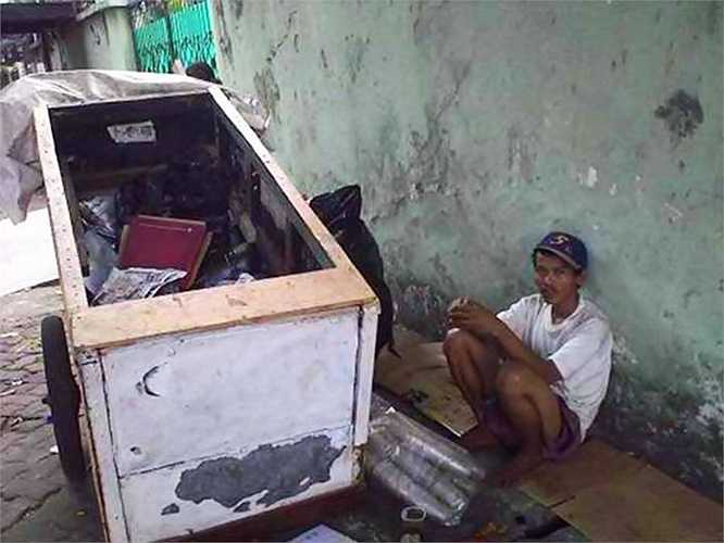 Jakarta – Indonesia: Là thủ đô của môt đất nước phát triển gần nhất khu vực Đông Nam Á, nhưng do bị thiên tai liên miên. Nên nhiều người dân Jakarta không thể tránh khỏi cảnh sau một đêm mưa bão đã trở thành người vô gia cư.