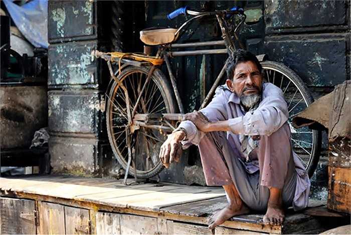 Mumbai - Ấn Độ: Mỗi đêm ở thành phố lớn nhất nhì Ấn Độ này có khoảng hơn 25.000 người phải lấy vỉa hè làm nơi trú ngụ qua đêm. Cho dù chính phủ đã có nhiều biện pháp hỗ trợ, nhưng thực tế đáng buồn là con số người vô gia cư ở Mumbai vẫn ngày một tăng lên.