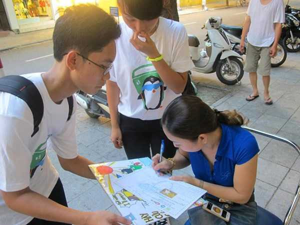 Nữ sinh xinh xắn với dự án 'chim cánh cụt xin rác'