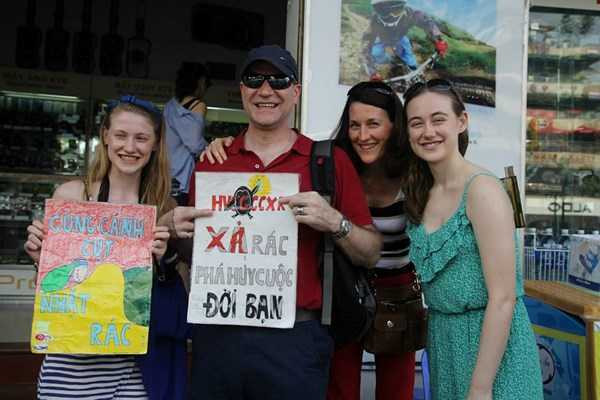 Nữ sinh xinh xắn với dự án 'chim cánh cụt xin rác'