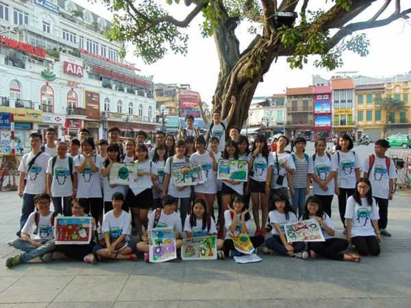 Nữ sinh xinh xắn với dự án 'chim cánh cụt xin rác'