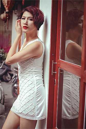 Sau 'Cuộc đua kỳ thú' 2014 với nhiều dư luận ồn ào, Trang Trần quay trở lại với hình ảnh dịu dàng quyến rũ, như một thông điệp về mùa thu giữa phố xá Sài Gòn. 