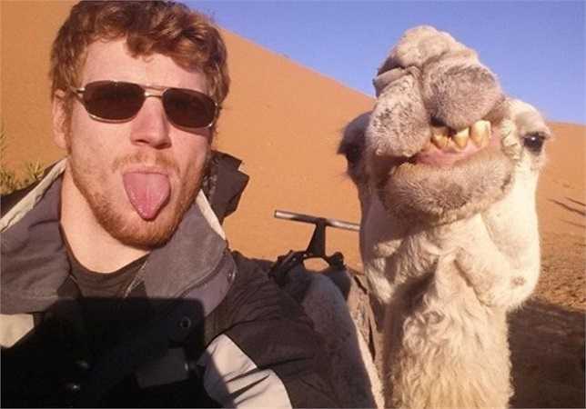 Theo trang Likey Today, giới trẻ luôn là những người tỏ ra thích thú và hưởng ứng nhiều nhất trào lưu chụp ảnh tự sướng. Do đó, đối tượng này cũng chính là chủ nhân của không ít bức hình độc đáo, đầy sáng tạo.