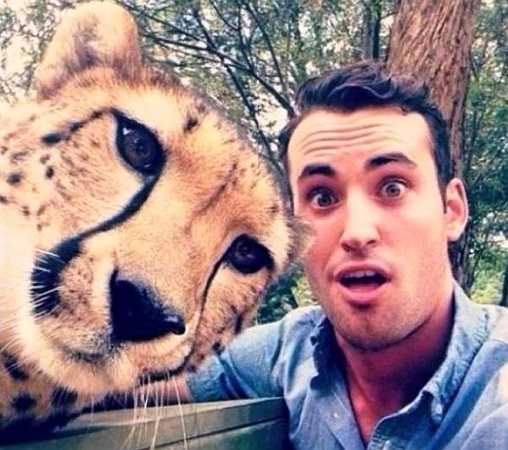 Mới đây, cộng đồng mạng đã tổ chức một cuộc bình chọn để tìm ra 20 ảnh tự sướng xuất sắc nhất. Theo đó, tiêu chí được đưa ra là phải chụp trong tình thế khó khăn, nguy hiểm, hiếm ai có thể làm được hay đơn giản là thật hài hước. Trong ảnh là một chàng trai liều mình tạo dáng bên chú báo. 