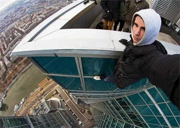 Bên cạnh đó, những tấm ảnh được chụp tại nóc nhà, trên độ cao hàng nghìn mét cũng luôn thu hút sự quan tâm của mọi người.