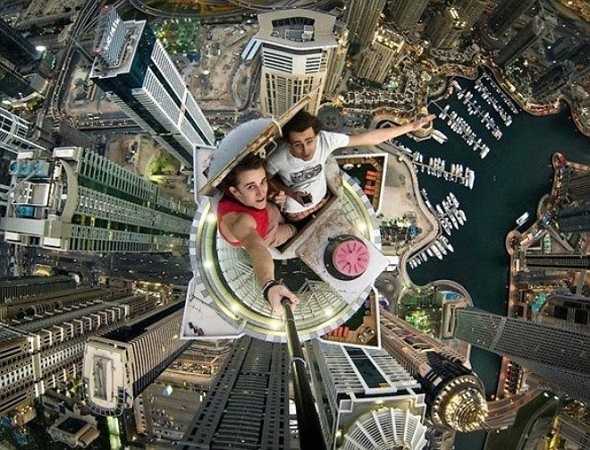 Bức ảnh tự sướng được chụp trên nóc tòa nhà nổi tiếng nhất những ngày gần đây.