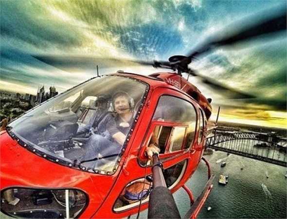 Chàng phi công liều mình chụp hình khi đang bay.