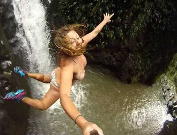 Cô gái trẻ mặc dù đang nhảy thác nhưng vẫn không quên dùng gậy tự sướng.