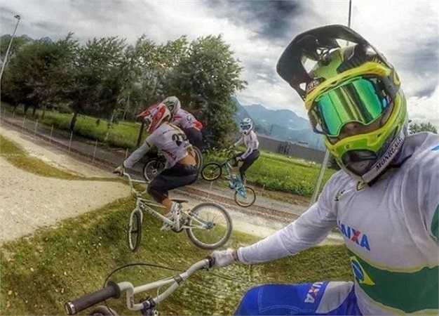 Vận động viên đua xe đạp cũng không nằm ngoài trào lưu chụp tự sướng mạo hiểm và nhanh chóng vào top 20 bức ảnh bá đạo nhất trên mạng.