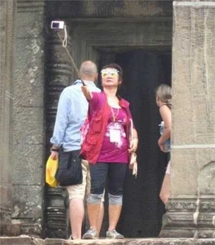 Không chỉ có giới trẻ, không ít các mẹ cũng phải nhờ cậy đến gậy tự sướng khi đi du lịch. Tuy nhiên, thay vì những chiếc điện thoại công nghệ cao, người lớn lại cho thấy sự sáng tạo, dùng luôn cả chiếc máy ảnh kĩ thuật số thông thường.