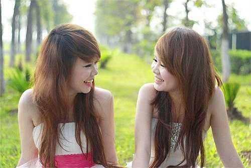 Double L – Nguyễn Gia Linh và Nguyễn Song Linh – là cặp đôi song sinh nổi lên từ cuộc thi Vietnam’s Got Talent 2011. Cả 2 hiện đang theo học Cao đẳng múa Việt Nam.