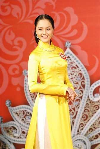 Á hậu Hoàng Oanh luôn khoe vẻ xinh xắn, rạng ngời của mình.