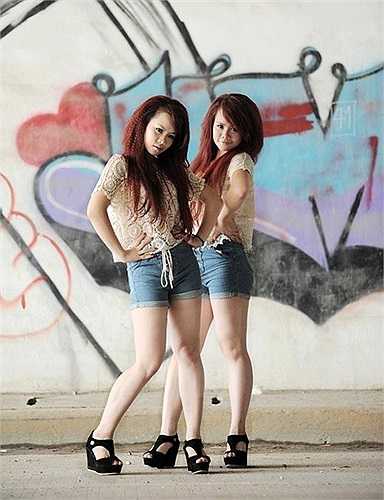 Ngày thường nhẹ nhàng của chị em sinh đôi Dù thường xuyên xuất hiện trên ánh đèn sân khấu với những vũ điệu nóng bỏng, nhưng đời thường, chị em Song Linh - Gia Linh sống khá đơn giản, với sự chăm sóc rất chu đáo của mẹ. 