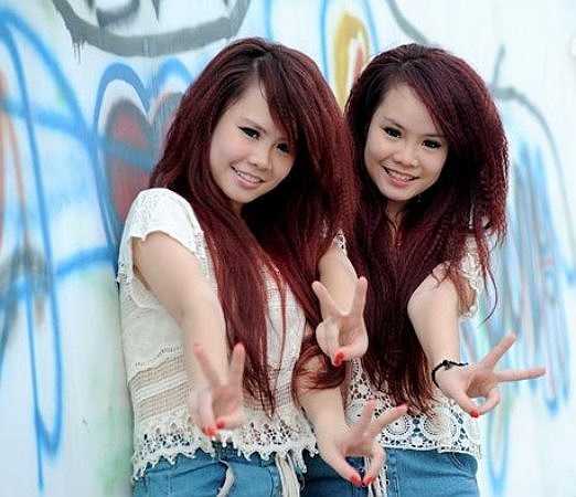 Nhờ có mẹ đi cùng nên hai chị em luôn đủ sức để đối phó với những lời mời mọc khiếm nhã.