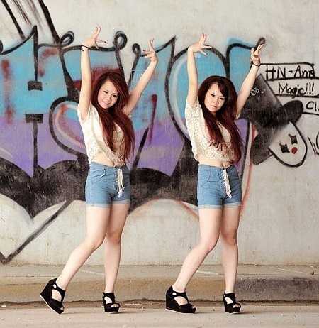 Do môi trường sống của 2 chị em giống nhau, hơn nữa lại là sinh đôi nên chỉ cần chị bị ốm là em cũng ốm theo. 