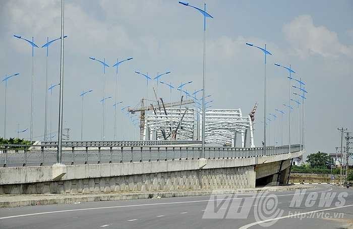 Cùng với cầu Nhật Tân, cầu Đông Trù đi vào hoạt động sẽ giúp việc di chuyển giữa hai bờ sông Hồng, sông Đuống trở nên thuận tiện đồng thời tăng cường sự phát triển của các khu đô thị ở bờ bắc sông Hồng. (Ảnh: Minh Chiến)