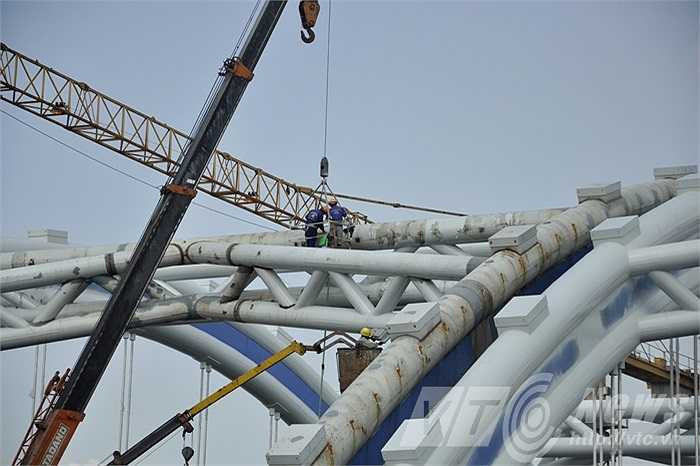 Có mặt tại công trường cầu Đông Trù, theo quan sát của phóng viên, nhà thầu đang tập trung huy động nhân công, máy móc để triển khai các mũi thi công dự án liên tục để đẩy nhanh tiến độ. (Ảnh: Minh Chiến)