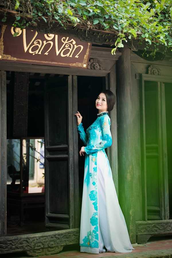 Diệu Hương diện áo dài khoe vẻ đẹp dịu dàng