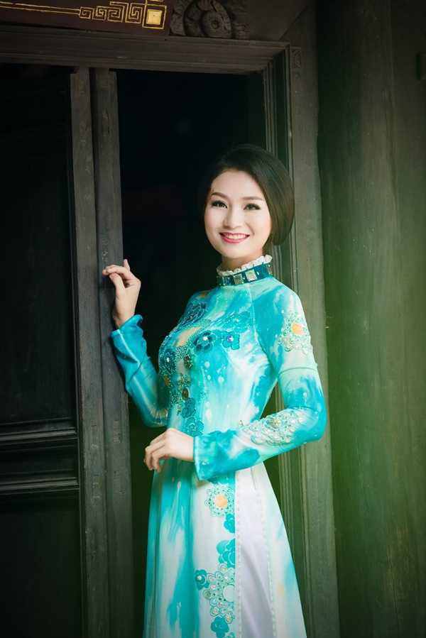 Diệu Hương diện áo dài khoe vẻ đẹp dịu dàng 