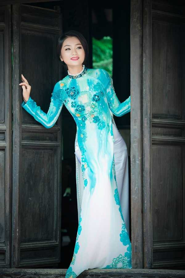 Diệu Hương diện áo dài khoe vẻ đẹp dịu dàng 