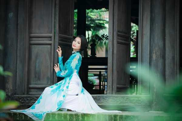 Diệu Hương diện áo dài khoe vẻ đẹp dịu dàng 
