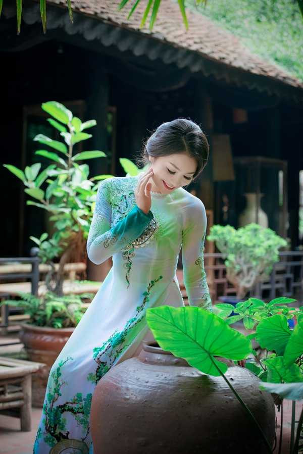 Diệu Hương diện áo dài khoe vẻ đẹp dịu dàng 