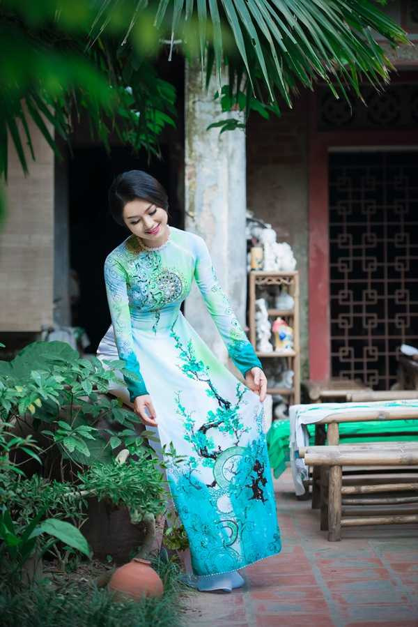 Diệu Hương diện áo dài khoe vẻ đẹp dịu dàng 
