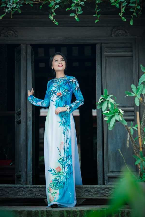 Diệu Hương diện áo dài khoe vẻ đẹp dịu dàng 