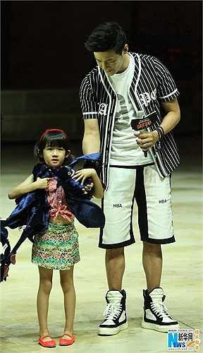 Lục Nghị đưa con gái theo mọi lúc mọi nơi.