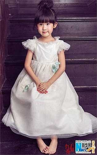 Con gái Lục Nghị đáng yêu như nàng công chúa.