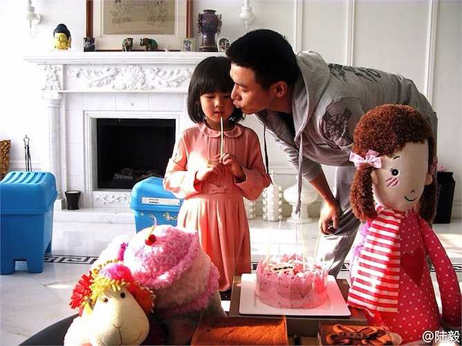 Bối Nhi và Lục Nghị trong bữa tiệc sinh nhật.