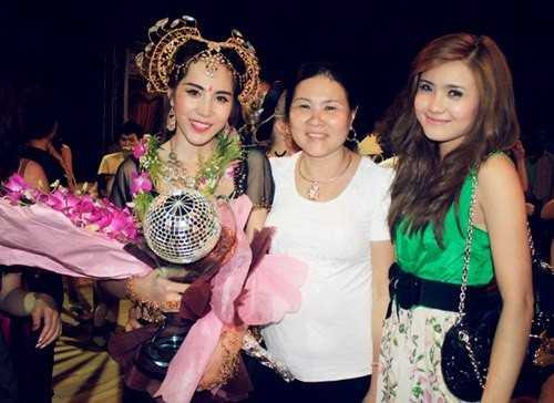 Thủy Tiên được lòng cả mẹ và em chồng.