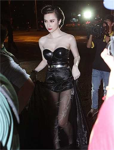 Chính vì thế, mặc dù không hoạt động nghệ thuật, nhưng Angela Phương Trinh vẫn sống khoẻ nhờ cát xê dự sự kiện.