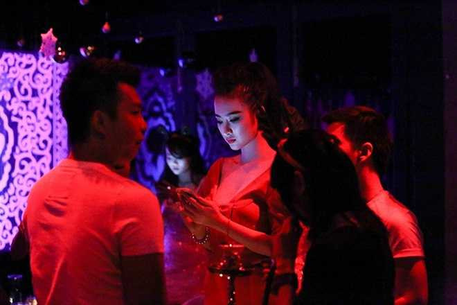 Số lần bắt gặp Angela Phương Trinh đi bar còn nhiều hơn số lần bắt gặp cô hoạt động nghệ thuật.