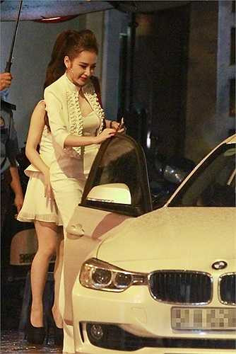 Không khó để tìm ra những lần Angela Phương Trinh đi bar với phong cách sexy bỏng mắt.