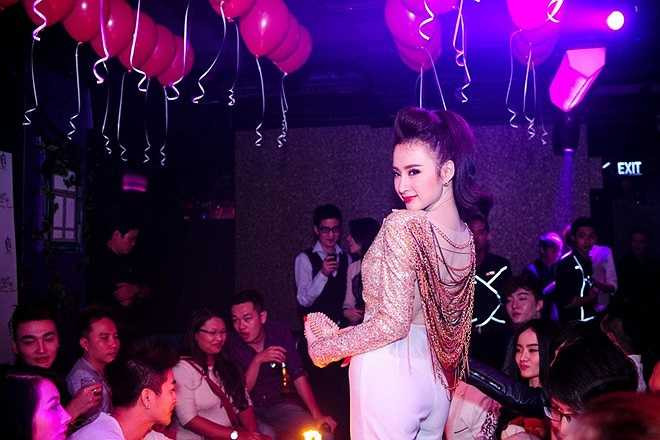 Nếu đi dự sự kiện, nữ diễn viên thường chọn cho mình những bộ cánh cầu kỳ, đắt tiền.