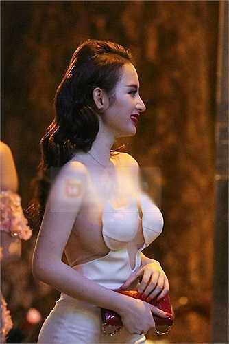 Thì đi bar, cô lại ưa thích những thiết kế đơn giản nhưng sexy triệt để.