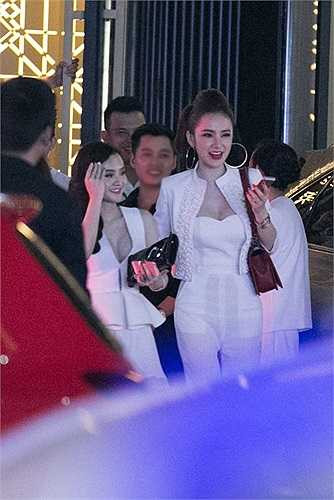 Cùng ngắm những hình ảnh Angela Phương Trinh quyến rũ ở quán bar: