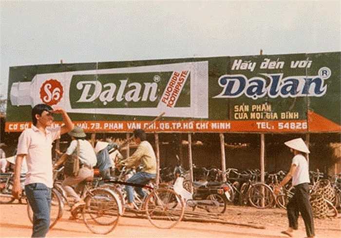 Nổi tiếng, lụn bại, rồi tái xuất, thương hiệu kem đánh răng Dạ Lan một thời là sản phẩm Việt nức tiếng trong khu vực. Vào những năm 1993 - 1994, Dạ Lan lớn mạnh, chiếm tới gần 70% thị phần cả nước. Riêng từ Đà Nẵng trở vào chiếm tới 90%, góp phần đánh bật kem đánh răng Trung Quốc ra khỏi thị trường Việt Nam. Nhưng sau đó thương hiệu này đã bị bán cho Colgate Palmolive. Năm 2009, Dạ Lan lại được đưa trở lại thị trường Việt, và thuộc sở hữu của công ty Hóa Mỹ phẩm Quốc tế (ICC)