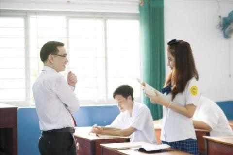 Nữ sinh tỏ tình với thầy ngay giữa lớp