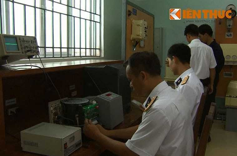 Kỹ sư, thợ kỹ thuật của Nhà máy X56 có mặt khắp nơi để kịp thời sửa chữa, khắc phục những hiện tượng hư hỏng của các tàu quân sự, góp phần nâng cao sức sống của phương tiện trong huấn luyện sẵn sàng chiến đấu. 