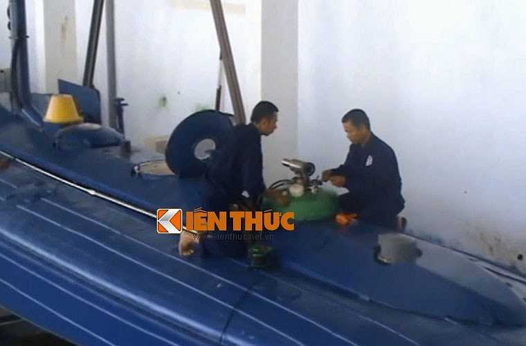 Những năm qua, nhờ tích cực đổi mới nâng cao chất lượng công tác, nhất là trình độ sửa chữa khí tài, Nhà máy X56 (Cục Kĩ thuật Hải quân) đã dần khẳng định được vị thế, uy tín trong công tác kỹ thuật. Trong ảnh, nhân viên kĩ thuật của nhà máy đang hiệu chỉnh các thiết bị.