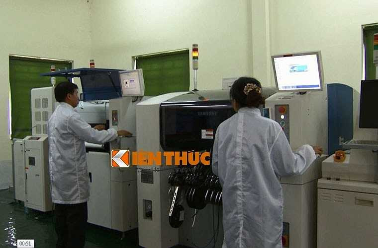 Hiện nay, nhà máy đã hoàn thành giai đoạn đầu tư cơ bản, xây dựng cơ sở hạ tầng nhà xưởng, bắt đầu bước vào giai đoạn đầu tư theo chiều sâu. Nhà máy đã được đầu tư dây chuyền công nghệ sản xuất, lắp ráp linh kiện điện tử hiện đại, phục vụ sửa chữa, khôi phục và đồng bộ hệ thống vũ khí, khí tài điện tử, sản xuất vật tư kỹ thuật đặc chủng cho sửa chữa. Trong ảnh, các thợ kĩ thuật sửa chữa phương tiện tàu huấn luyện thủy thủ. 