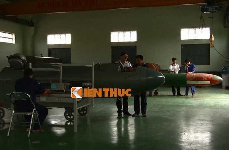 Xưởng sửa chữa máy thông tin.