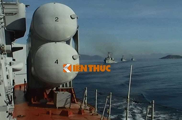 Hiện nay, nhà máy đã hoàn thành giai đoạn đầu tư cơ bản, xây dựng cơ sở hạ tầng nhà xưởng, bắt đầu bước vào giai đoạn đầu tư theo chiều sâu. Nhà máy đã được đầu tư dây chuyền công nghệ sản xuất, lắp ráp linh kiện điện tử hiện đại, phục vụ sửa chữa, khôi phục và đồng bộ hệ thống vũ khí, khí tài điện tử, sản xuất vật tư kỹ thuật đặc chủng cho sửa chữa. Trong ảnh, các thợ kĩ thuật sửa chữa phương tiện tàu huấn luyện thủy thủ. 