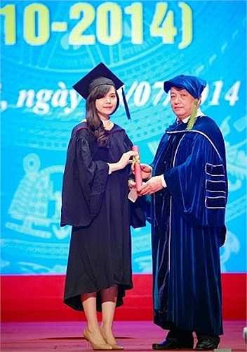 Ngoài thành tích học tập xuất sắc, Thủ khoa Học viện Ngân Hàng Lê Minh Hương còn gây ấn tượng bởi vẻ đẹp dịu dàng, duyên dáng.