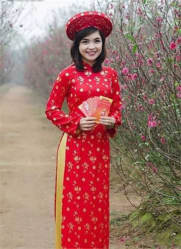 Miss Học viện Ngân hàng thướt tha trong tà áo dài truyền thống...