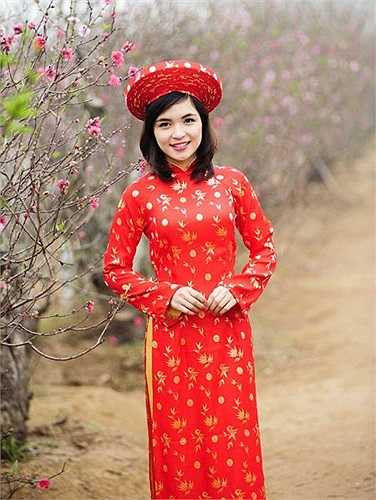 ...và nổi bật giữa sắc thắm hao đào.